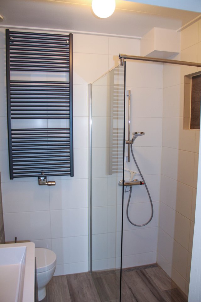 ./ekster/j. ekster_douche.jpg